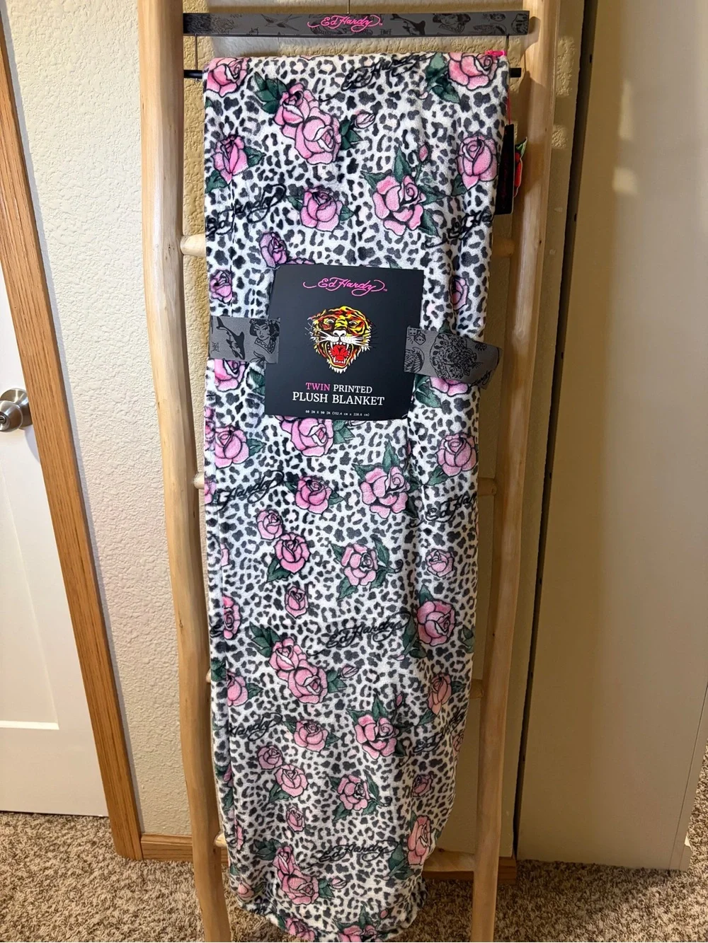 Ed Hardy Twin Plush Blanket Leopard Roses Pink Floral 60x90 NWT